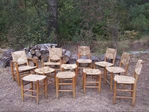 charlotte-perriand-ensemble-chaises-tabourets